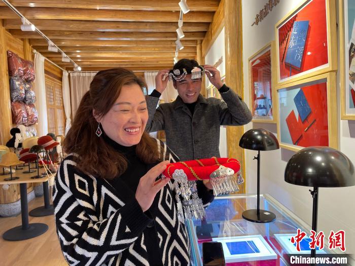 資料圖：鐘麗眉展示文創(chuàng)產(chǎn)品?！×执阂?攝