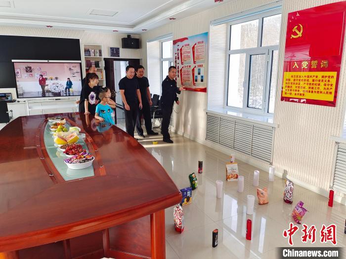圖為恩和哈達(dá)邊境派出所民警和家屬玩套圈?！《骱凸_(dá)邊境派出所供圖